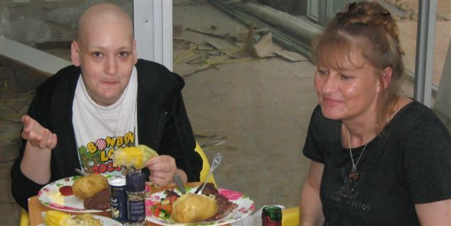 Kræftsyge Louise Mujak spiser her middag sammen med sin mor Susan Mujak. Hun oplevede sin behandling på Herlev Hospital som ren kaos.  Privatfoto