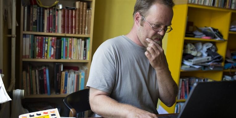 Robert Nielsen har skabt debat, fordi han i mere end 10 år har været en del af kontanthjælpssystemet, fordi han efter eget udsagn ikke gider at arbejde i eksempelvis burgerbar.