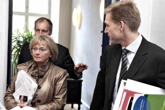 Pia Kjærsgaard forsvarer nedskæringerne på dagpengene. De arbejdsløse kan bare få et job, siger hun.