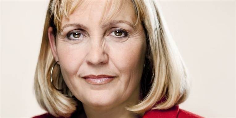 Fungerende sundhedsminister Pia Olsen Dyhr er klar med udspil til ny rygelov.