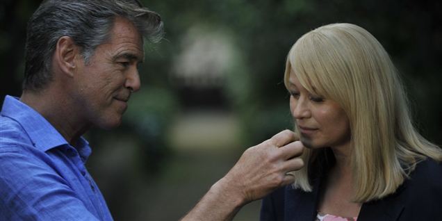 'Den skaldede frisør' med Trine Dyrholm og Pierce Brosnan (billedet) er den fjerde mest indtjenende spillefilm, der lige nu vises i amerikanske biografer.