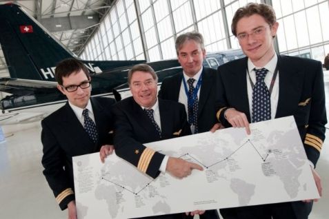 Piloten Riccardo Mortara med det store smil viser den rute, som han og en makker vil følge, når de flyver Jorden rundt.