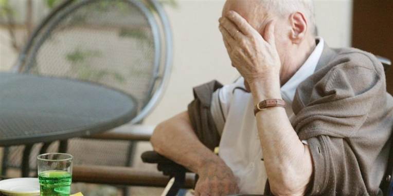 Spareiveren i kommunerne giver dårligt uddannet plejehjemspersonale og derfor fejlmedicinering, mener FOA.