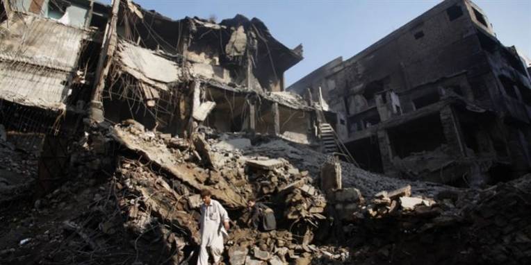 Rester af en bygning fra en terror-bombe i Pakistan, hvor 'en del' bosiddende i Danmark har fået træning i bomber.