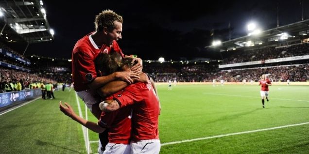 Norge jubler efter 1-0 sejren over det stjernespækkede portugisiske mandskab i aftes i Oslo. Men der er langt til jubel for Portugals landstræner Carlos Queiroz, der muligvis må bide i det sure æble i dag og træde tilbage.