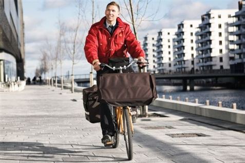 Personalechefen i Post Danmark mener, at budene skal glæde sig over at cykle længere frem for at løbe på trapper. Arkivfoto.