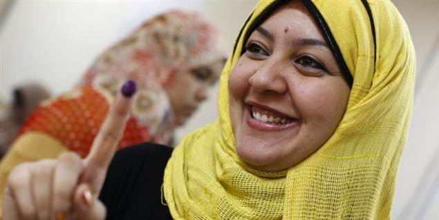 En glad egyptisk vælger viser, at hun har været inde for at stemme.