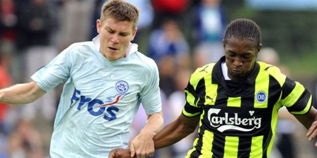 Søren Frederiksen (tv.) i kamp med OB&amp;#039;s Kalilou Traoré. Angriberen får nu chancen for at spille Champions League.