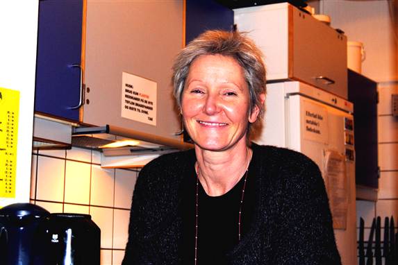 Leder af Cafe Paraplyen, Tina Holdt Kragh, har i årevis set psykisk syge med problemer med gæld. Nu tilbyder cafeen også gældsrådgivning.