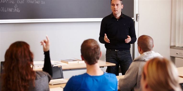Det er f.eks. på pædagog- og læreruddannelsen, at man skal eksamineres i dansk - også selv om man er kineser.