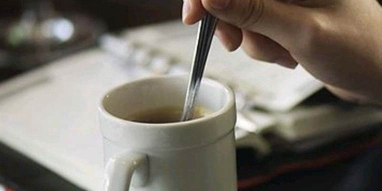 Det er nu rart med en kop frisk og varm kaffe, men drikker du for meget, kan ende som en tosse, alle kollegerne er bange for.