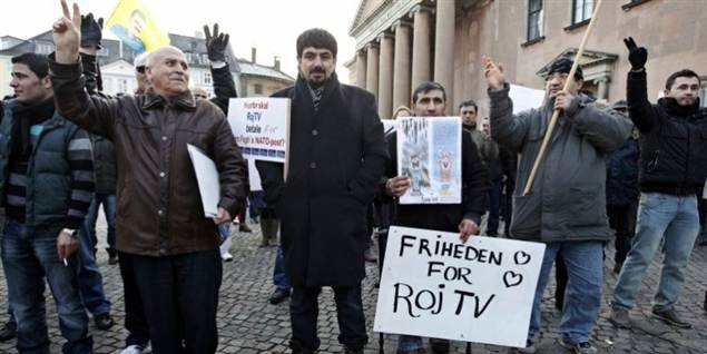 Her demonstrerer kurdere til fordel for Roj TV, da terrordommen faldt i Københavns Byret tidligere på måneden.
