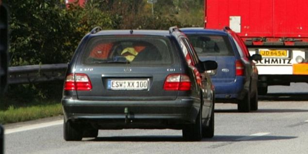Farten skal op på en række landeveje, mener regeringen.