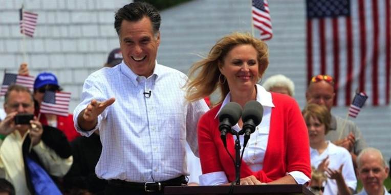 For få uger siden var de kamphaner, nu får de konservatives præsidentkandidat, Mitt Romney støtte af den religiøse Santorum.