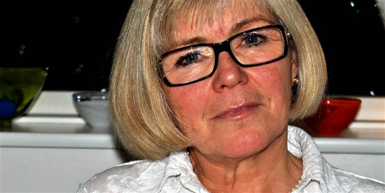 'Omgående brændte og sved det i munden og svælget, og hele vejen ned i maven. Jeg rejste mig, fik hedeture, og der bredte sig en gennemtrængende stank af salmiakspiritus i lokalet,' siger Lone Nyboe