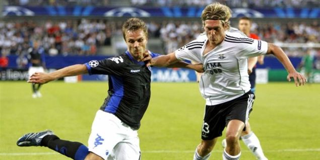 Her ses Kris Stadsgaard i skarp duel med FCK's Jesper Grønkjær i kampen om nordens første runde i Trondheim.