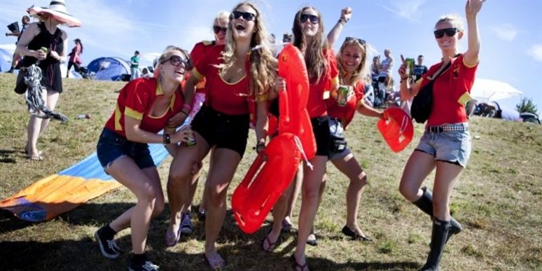 Pigerne fra lejren Camp Baywatch lufter deres røde og gule udklædning.