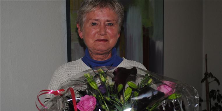 Den tidligere sagsbehandler Eva Krogh kneb en tåre, da hun fik overrakt blomster fra foreningen 'Behandl os ordentligt'.
