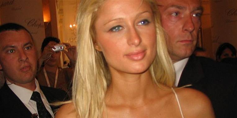 Kære Paris Hilton. Lad pladerne ligge og hold dig til det, du har forstand på - hvad det så end er.