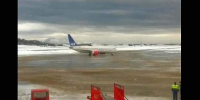 Her er flyet fanget i et stille sekund. Men på videoen kan du se, at det ikke just varer ved.