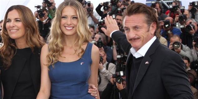 Hollywood-stjernen Sean Penn, her sammen med kollegaen Roberta Armani og modellen Petra Nemcova ved filmfestivalen i Cannes.