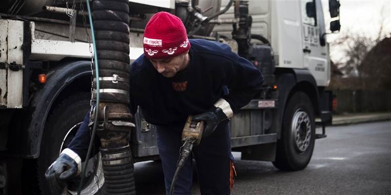 En jysk slamsuger-mand har i to måneder ventet på, at en kunde betalte en regning på 3.600 kroner. Han har spildt arbejdstid, men også kroner og øre på at bortskaffe den dårlige betalers slam.