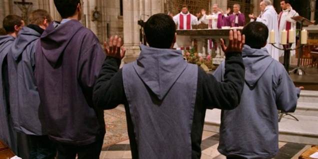 En gammel sexsag har tvunget en ikke nærmere angivet præst ud af den katolske kirke.