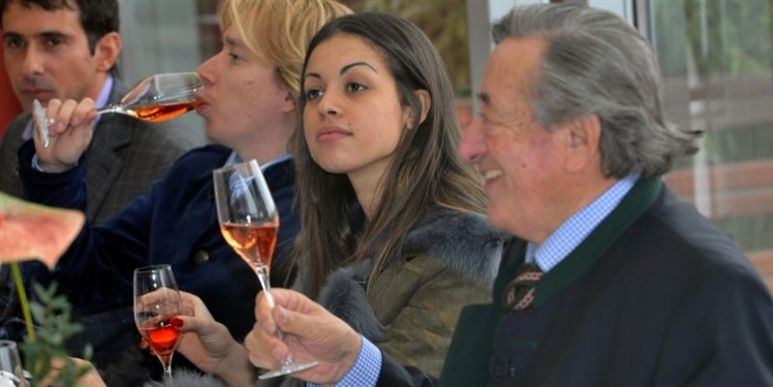 Escortpigen Ruby, der i virkeligheden hedder Karima el-Mahroug, var inviteret til bal af den 78-årige østrigske rigmand Richard Lugner. Men inden da nåede de lige at spise frokost sammen.