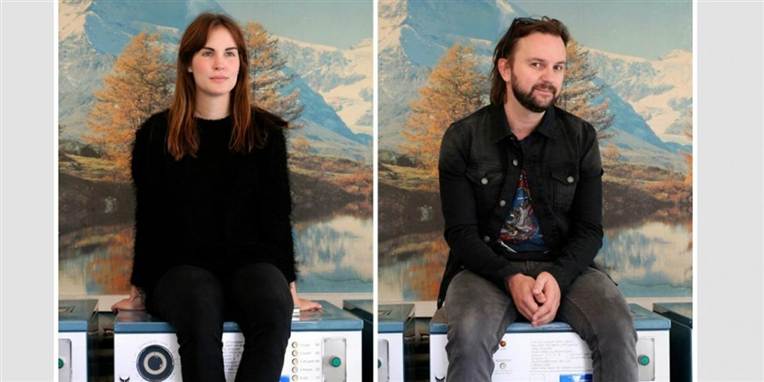 Billederne her har parret selv taget på et vaskeri i deres nabolag. De kan ses på Michella Laura Madsens blog, hvor hun dokumenterer sin egen og musikerkærestens hverdag.