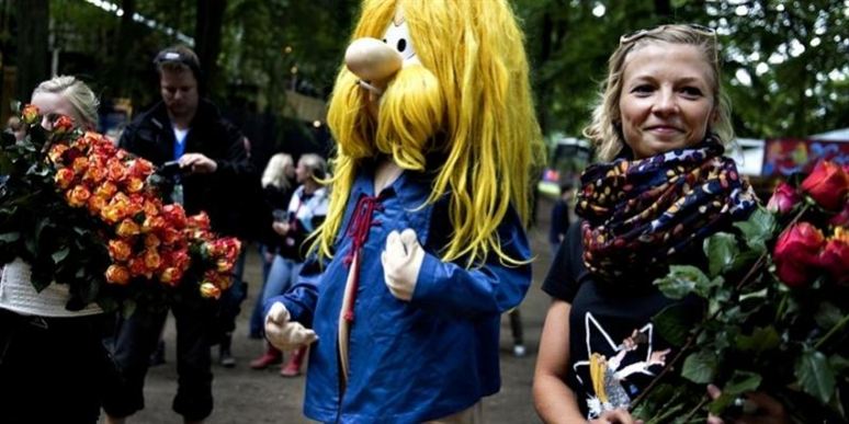 Festivaldeltagerne blev mødt med roser og maskotten Walther i et øjebliks tørvejr.