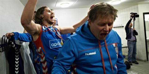 Kasi-Jesper (forrest) har fejret mange sejre med AG København, men på forretningssiden har han angiveligt fået en del tæsk.