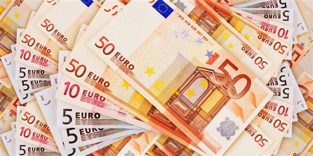 EU-Kommissionen har flere gange peget på, at EU-landene går glip af årligt 1000 milliarder euro i skat på grund af de hemmelige konti.