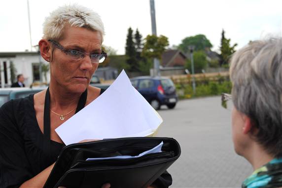 Bevæbnet med mapper og ringbind går Skat i krig mod de hårde kriminelle.