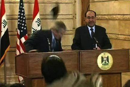Bush dukker sig her for den flyvende sko
 Foto: AP/APTN / POLFOTO