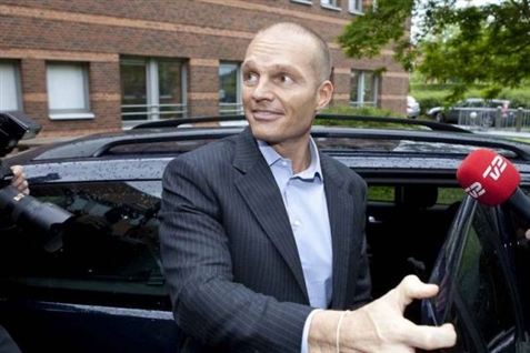 Fin klædt i skjorte var Bagger i dag på udgang for at forklare om sin version er leasingbedrageriet.