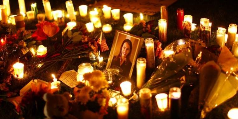 Byen Tucson er i chok efter skudepisoden, hvor seks mennesker blev dræbt og 14 såret.