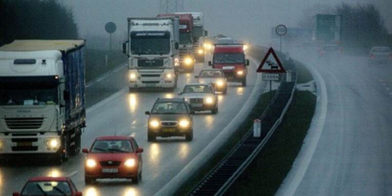 Vejstrækninger på tre motorveje til og fra København står under vand.