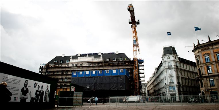Torsdag eftermiddag saboterede en gruppe vrede håndværkere den store kran ved luksushotellet D'Anglettere i København. Den ulovlige aktion er startskud til en længere kampagne vendt mod storentreprenøren Pihl &amp; Søn.