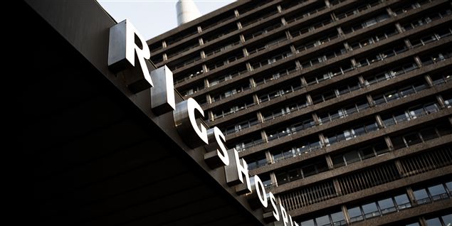 der er tre gange så meget personale og fem gange så mange patienter som da Rigshospitalet blev bygget i 1970.