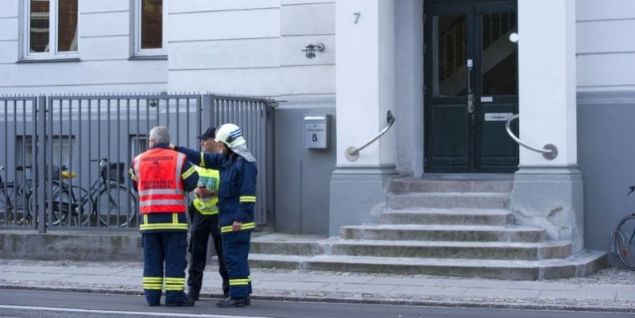 En vasketrailer er på vej til partikontoret, så de ansatte kan blive desinficeret.