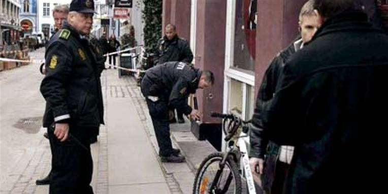 S og SF finder det højst besynderligt, at politiet ikke kan finde betjente, der har været voldelige mod befolkningen. (arkivbillede)
