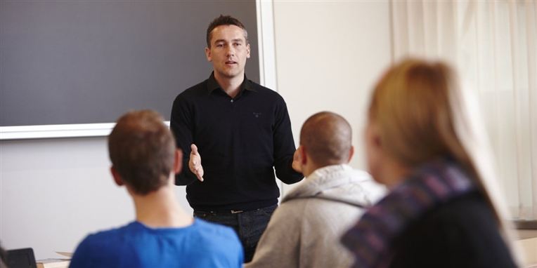 Mere tid på skolen med undervisning giver eleverne mere kvalitet, og sparer kommunerne penge.