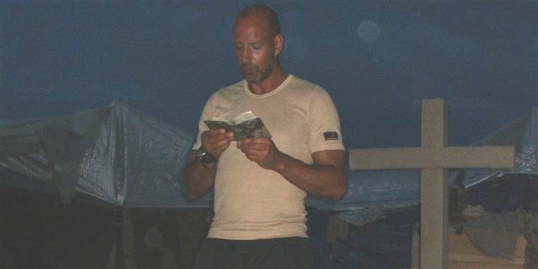 Victor Greve, der her ses under en aften-andagt, beskriver i sin dagbog, hvordan han har været med til at forsvare en dansk militærlejr med automatvåben og håndgranater.&nbsp;