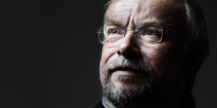 Biskop i Københavns Stift, Peter Skov-Jakobsen vil ikke acceptere, at hans feltpræster deltager aktivt i krig. Biskoppen kan ikke fyre en præst, men han kan kontakte Kirkeministeriet og indstille præsten til en fyring.