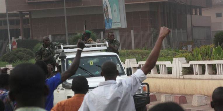 Civile borgere i Mali hylder oprørssoldaterne, efter de har indtaget præsidentpaladset og taget kontrollen over landet.