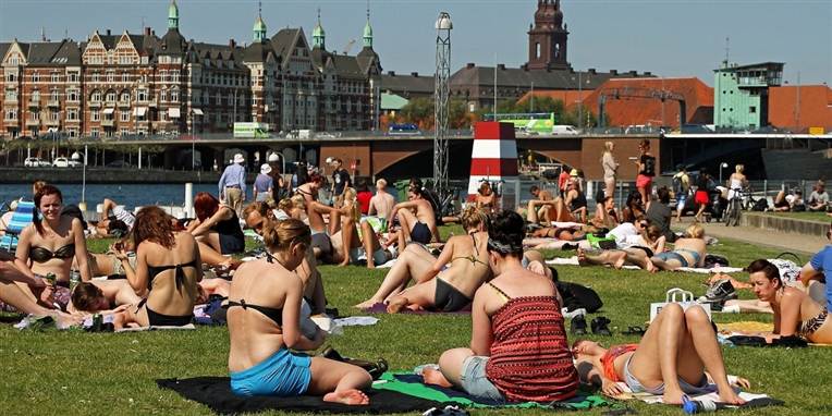 Tirsdag er det på tide at finde badetøjet frem, for her kan vi nyde en vaskeægte solrig sommerdag.