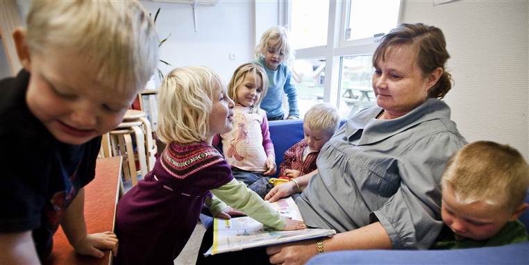 Pædagoger i børnehaver og vuggestuer kan se frem til en lidt mindre stresset hverdag hen over sommeren.