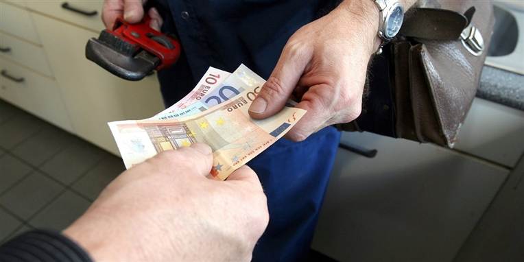 Mere end 10 procent af arbejderne får penge for deres arbejde uden om skattefar.