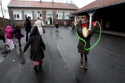 Der udviklede sig et voldsdrama i dag på Tjørnelystskolen i Greve, hvor en far sparkede sin søns lærer i ryggen.