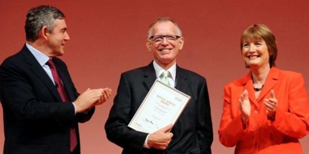Philip Gould (midten) blev i 2008 hyldet med en ærespris af Labour-spidserne Gordon Brown (tv) og Harriet Harman (th).